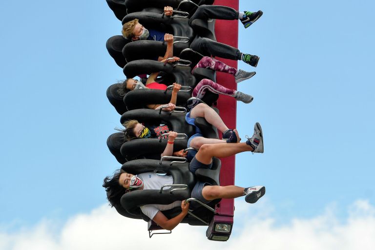 Люди на аттракционе в парке Thorpe Park в Чертси, Великобритания Люди на аттракционе в парке Thorpe Park в Чертси, Великобритания