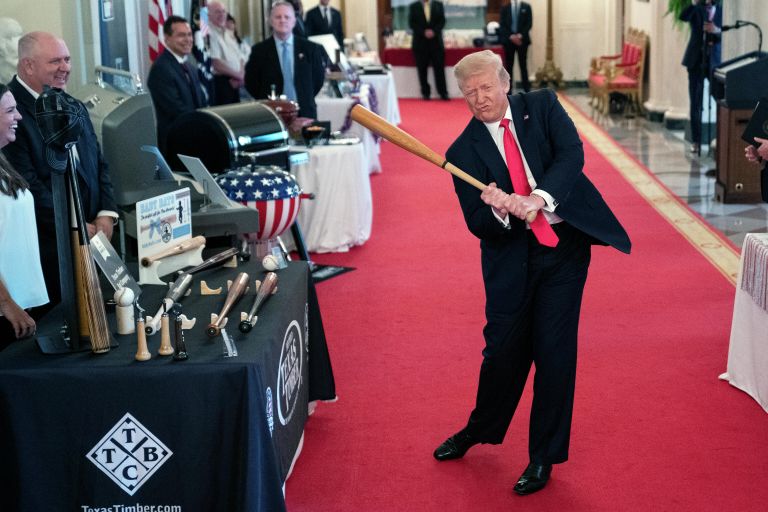 Президент США Дональд Трамп размахивает бейсбольной битой в Белом доме Президент США Дональд Трамп размахивает бейсбольной битой в Белом доме