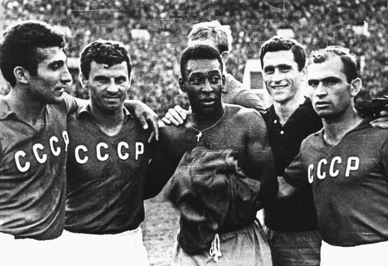 Футболисты сборной СССР фотографируются с бразильцем Пеле. Крайний справа - Михаил Месхи. Фото из коллекции Нино Мелия