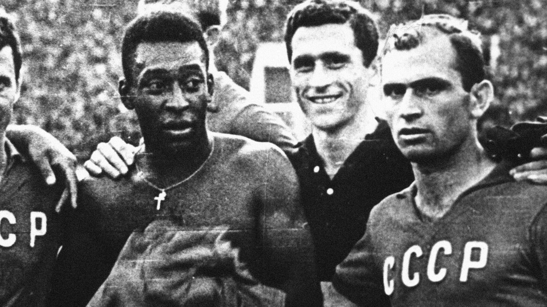 Футболисты сборной СССР фотографируются с бразильцем Пеле. Крайний справа - Михаил Месхи. Фото из коллекции Нино Мелия Футболисты сборной СССР фотографируются с бразильцем Пеле. Крайний справа - Михаил Месхи. Фото из коллекции Нино Мелия - РИА Новости, 1920, 15.11.2024
