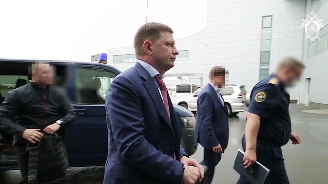 Сотрудники ФСБ России доставляют задержанного губернатора Хабаровского края Сергея Фургала в Москву Сотрудники ФСБ России доставляют задержанного губернатора Хабаровского края Сергея Фургала в Москву