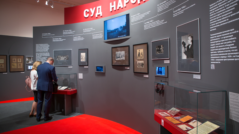 Посетители выставки Нюрнбергский набат. Без срока давности в Государственном центральном музее современной истории России Посетители выставки Нюрнбергский набат. Без срока давности в Государственном центральном музее современной истории России