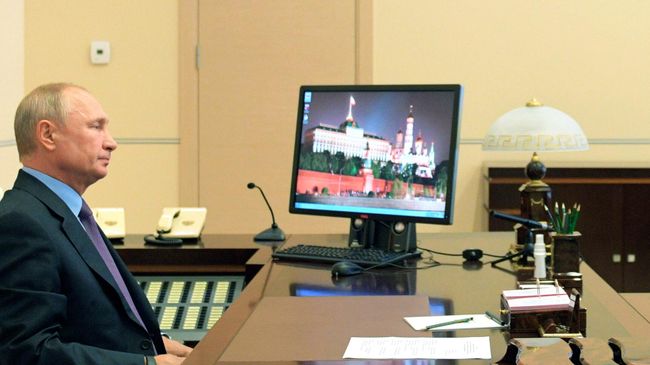 Президент РФ Владимир Путин проводит оперативное совещание с постоянными членами Совета безопасности РФ в режиме видеоконференции. 10 июля 2020