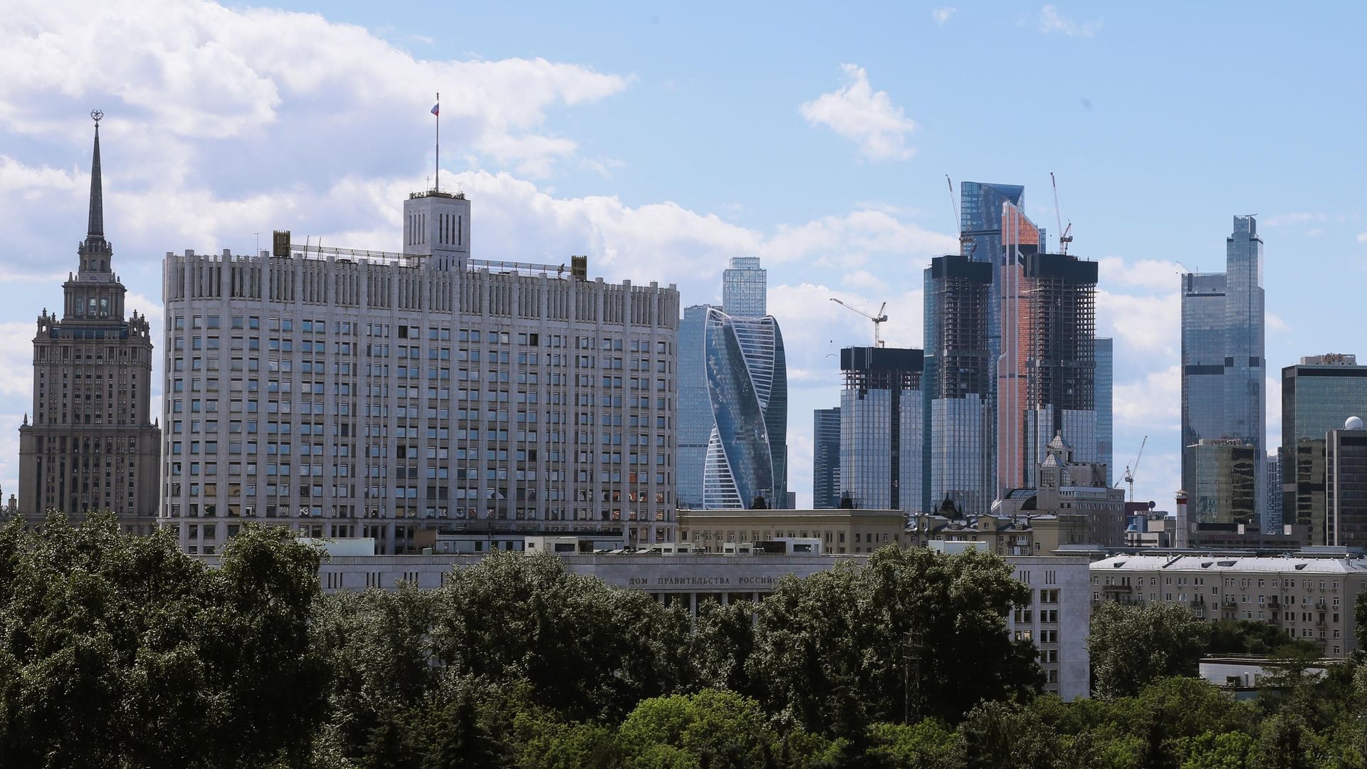 Высотное здание гостиницы Украина, Дом Правительства РФ и небоскребы делового центра Москва-сити - РИА Новости, 1920, 12.08.2021