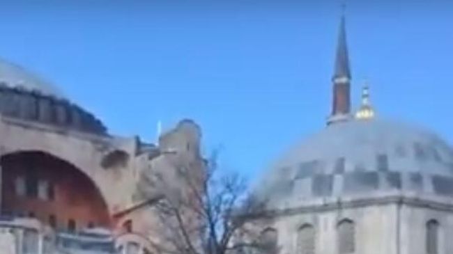 Призыв имама на молитву для мусульман из Святой Софии в Стамбуле Призыв имама на молитву для мусульман из Святой Софии в Стамбуле