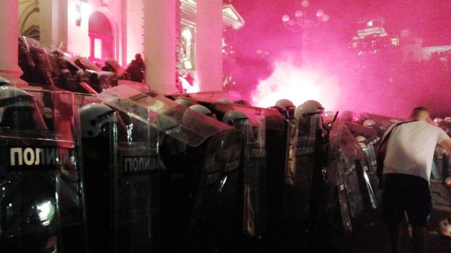 Полицейские и участники акции возле здания Парламента Сербии в Белграде после введения комендантского часа Полицейские и участники акции возле здания Парламента Сербии в Белграде после введения комендантского часа