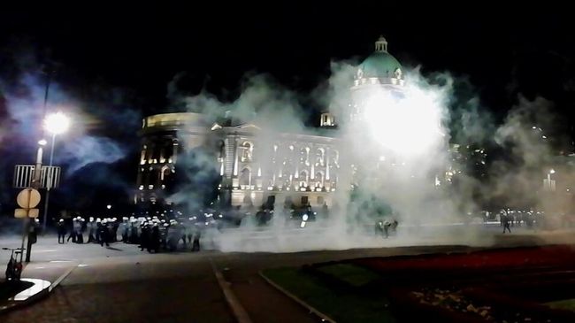 Полицейские и участники акции возле здания Парламента Сербии в Белграде после введения комендантского часа Полицейские и участники акции возле здания Парламента Сербии в Белграде после введения комендантского часа