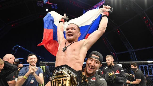 Петр Ян с поясом чемпиона UFC в легчайшем весе Петр Ян с поясом чемпиона UFC в легчайшем весе