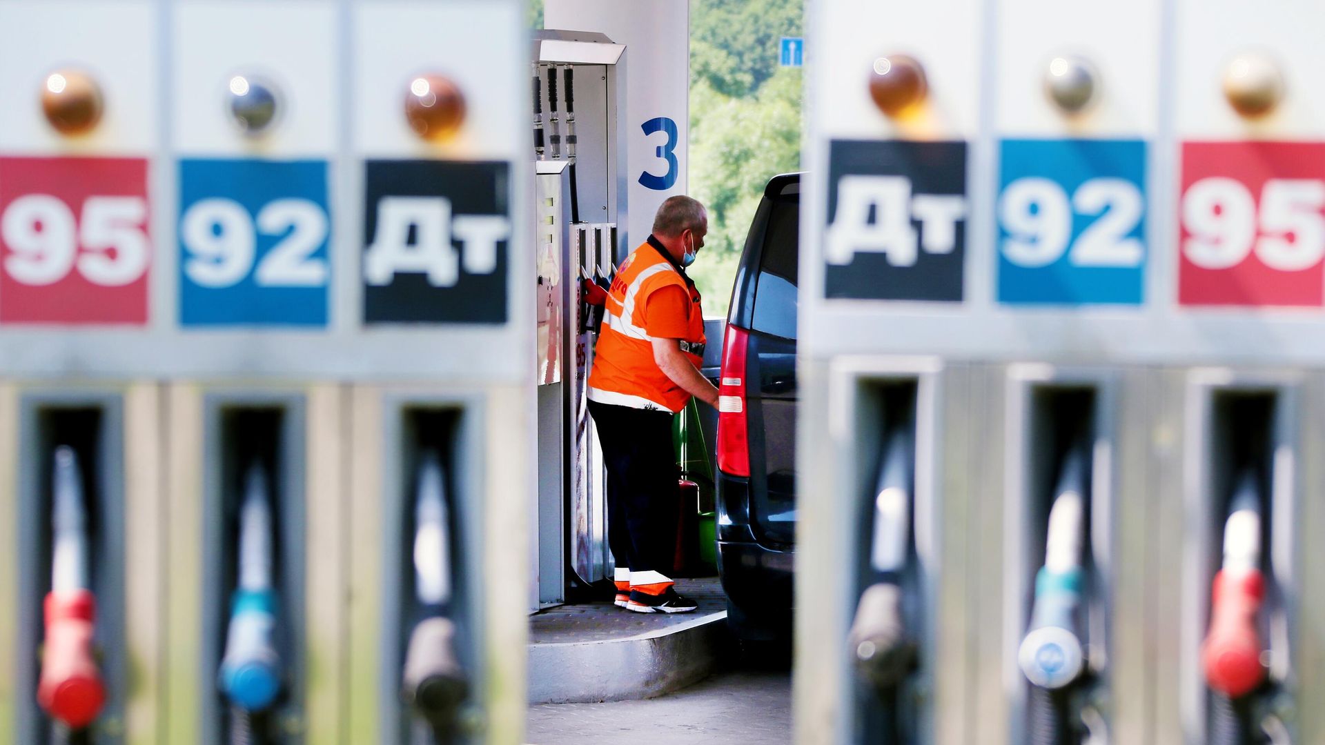 Сотрудник заправляет автомобиль на одной из автозаправочных станций Газпромнефть в Москве Сотрудник заправляет автомобиль на одной из автозаправочных станций Газпромнефть в Москве - РИА Новости, 1920, 17.08.2020