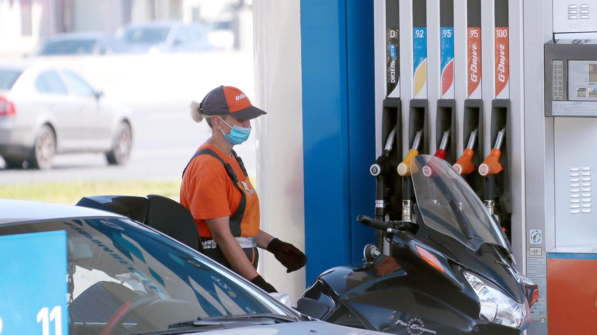 Сотрудница на одной из автозаправочных станций Газпромнефть в Москве Сотрудница на одной из автозаправочных станций Газпромнефть в Москве - РИА Новости, 1920, 08.07.2022