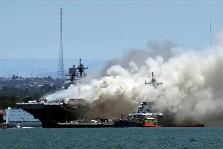 Пожар на универсальном десантном корабле USS Bonhomme Richard (LHD 6) на военно-морской базе в Сан-Диего Пожар на универсальном десантном корабле USS Bonhomme Richard (LHD 6) на военно-морской базе в Сан-Диего