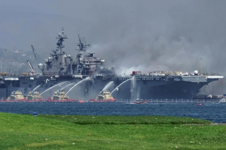 Пожар на универсальном десантном корабле USS Bonhomme Richard (LHD 6) на военно-морской базе в Сан-Диего Пожар на универсальном десантном корабле USS Bonhomme Richard (LHD 6) на военно-морской базе в Сан-Диего