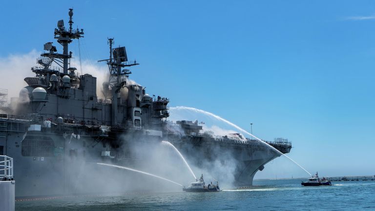 Пожар на универсальном десантном корабле USS Bonhomme Richard (LHD 6) на военно-морской базе в Сан-Диего Пожар на универсальном десантном корабле USS Bonhomme Richard (LHD 6) на военно-морской базе в Сан-Диего