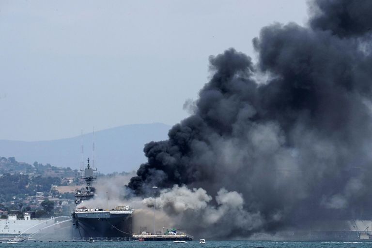 Пожар на универсальном десантном корабле USS Bonhomme Richard (LHD 6) на военно-морской базе в Сан-Диего Пожар на универсальном десантном корабле USS Bonhomme Richard (LHD 6) на военно-морской базе в Сан-Диего