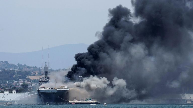 Пожар на универсальном десантном корабле USS Bonhomme Richard (LHD 6) на военно-морской базе в Сан-Диего Пожар на универсальном десантном корабле USS Bonhomme Richard (LHD 6) на военно-морской базе в Сан-Диего