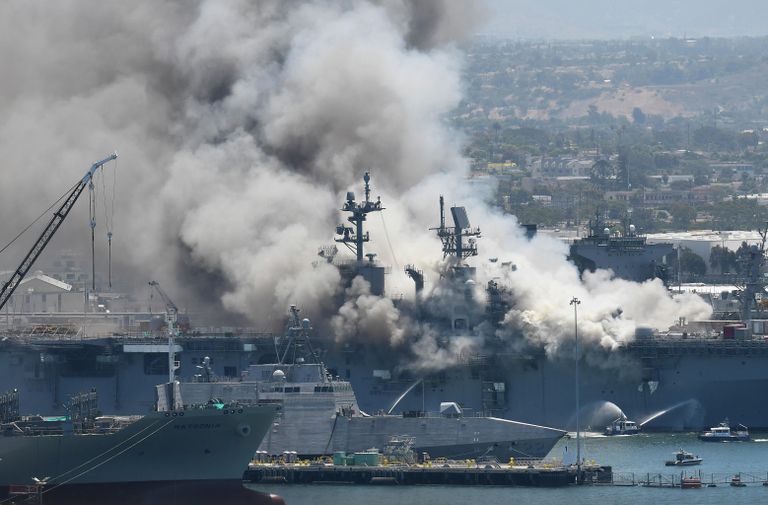 Пожар на универсальном десантном корабле USS Bonhomme Richard (LHD 6) на военно-морской базе в Сан-Диего Пожар на универсальном десантном корабле USS Bonhomme Richard (LHD 6) на военно-морской базе в Сан-Диего
