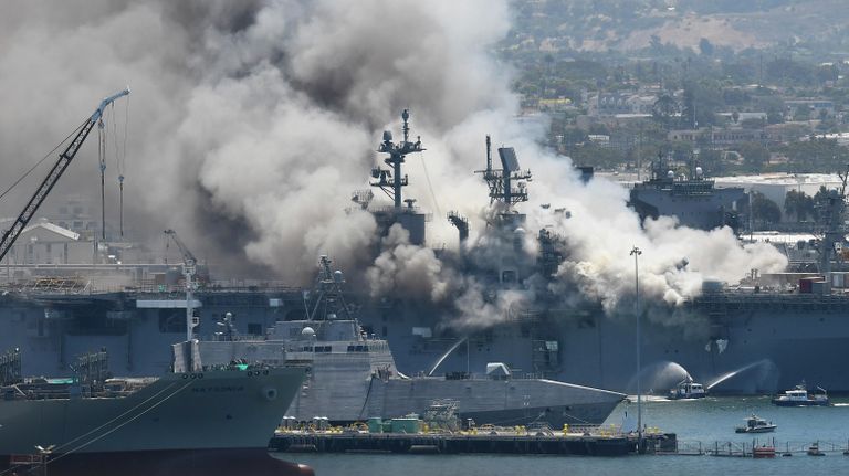 Пожар на универсальном десантном корабле USS Bonhomme Richard (LHD 6) на военно-морской базе в Сан-Диего Пожар на универсальном десантном корабле USS Bonhomme Richard (LHD 6) на военно-морской базе в Сан-Диего