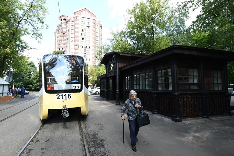 Открытие старейшей трамвайной остановки после реставрации в Москве Открытие старейшей трамвайной остановки после реставрации в Москве