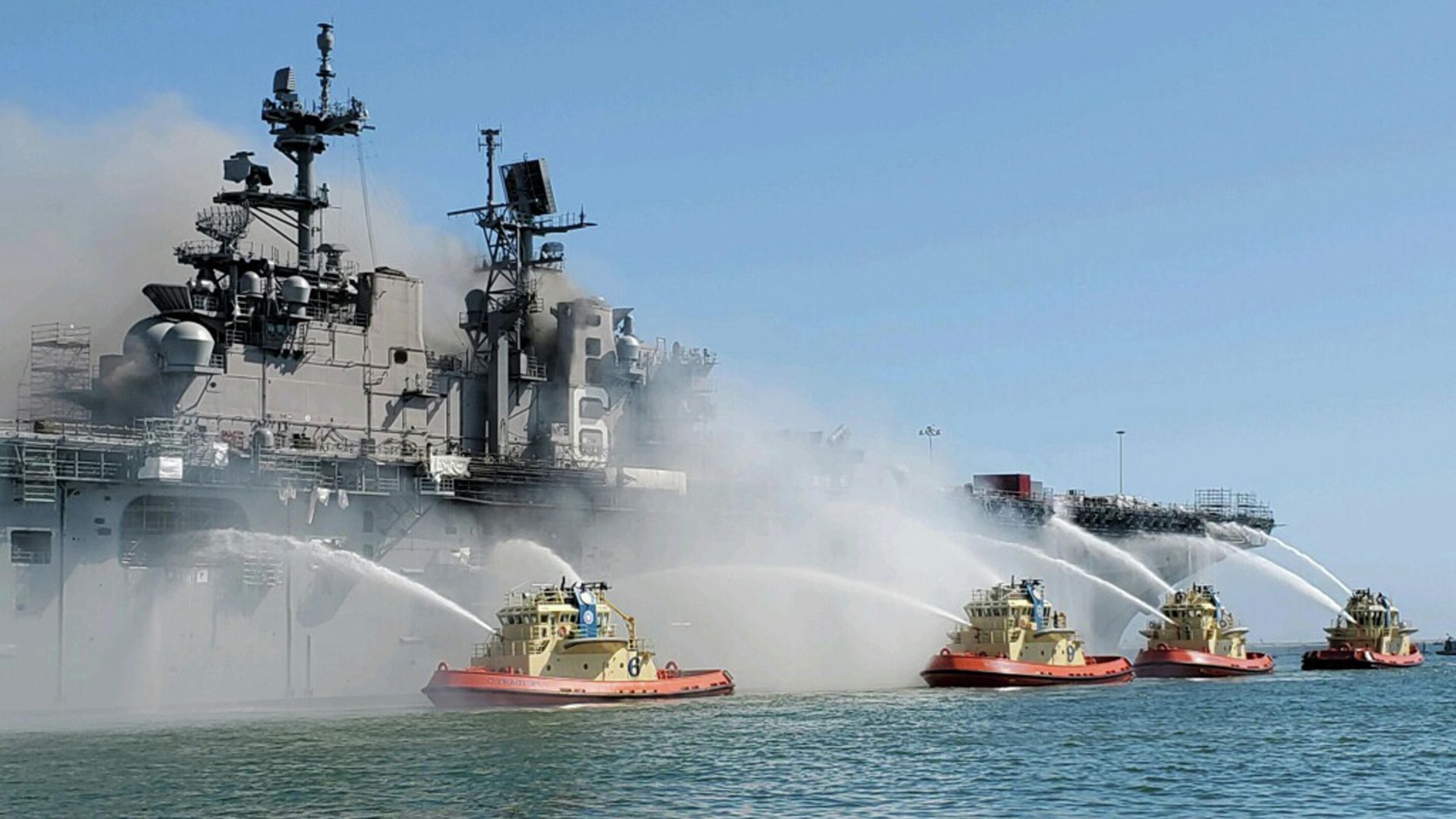 Пожар на борту десантного корабля на базе ВМС США в Сан-Диего Пожар на борту десантного корабля на базе ВМС США в Сан-Диего - РИА Новости, 1920, 13.12.2020