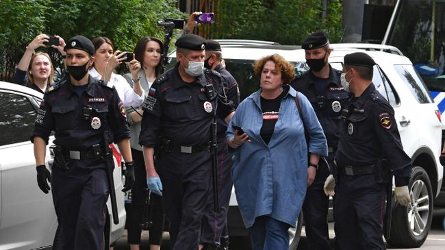 Сотрудники полиции задерживают журналиста ИД Коммерсантъ Арину Бородину возле следственного изолятора №2 в Лефортово Сотрудники полиции задерживают журналиста ИД Коммерсантъ Арину Бородину возле следственного изолятора №2 в Лефортово