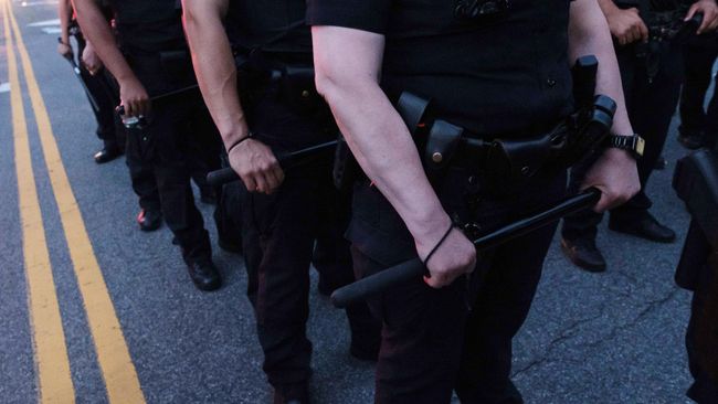 Полицейские во время столкновений между сторонниками и противниками акции BLM в Нью-Йорке