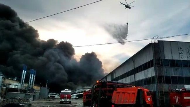 Кадры тушения пожара при помощи вертолета МЧС на складе в Самаре Кадры тушения пожара при помощи вертолета МЧС на складе в Самаре