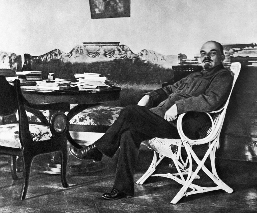 Владимир Ильич Ленин в рабочем кабинете в Горках, август-сентябрь 1922 года Владимир Ильич Ленин в рабочем кабинете в Горках, август-сентябрь 1922 года