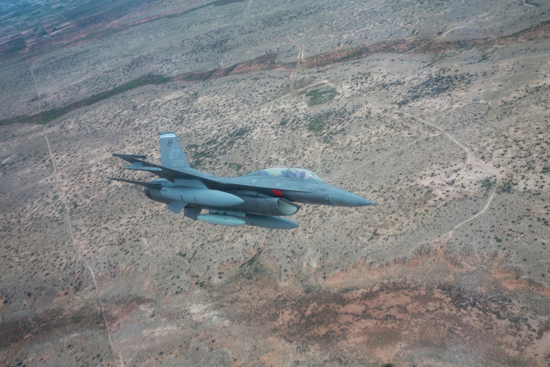 Истребитель ВВС США F-16 заходит на посадку на авиабазе Холломен в штате Нью-Мексико, США Истребитель ВВС США F-16 заходит на посадку на авиабазе Холломен в штате Нью-Мексико, США - РИА Новости, 1920, 15.09.2022