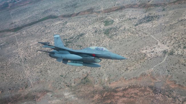 Истребитель ВВС США F-16 заходит на посадку на авиабазе Холломен в штате Нью-Мексико, США Истребитель ВВС США F-16 заходит на посадку на авиабазе Холломен в штате Нью-Мексико, США