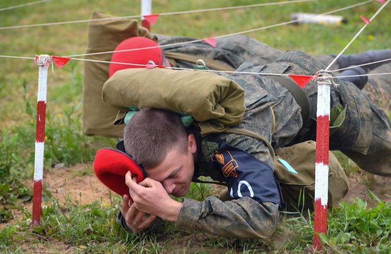 Участники всеармейского этапа конкурса военной полиции Страж порядка преодолевают полосу препятствий в Московской области Участники всеармейского этапа конкурса военной полиции Страж порядка преодолевают полосу препятствий в Московской области