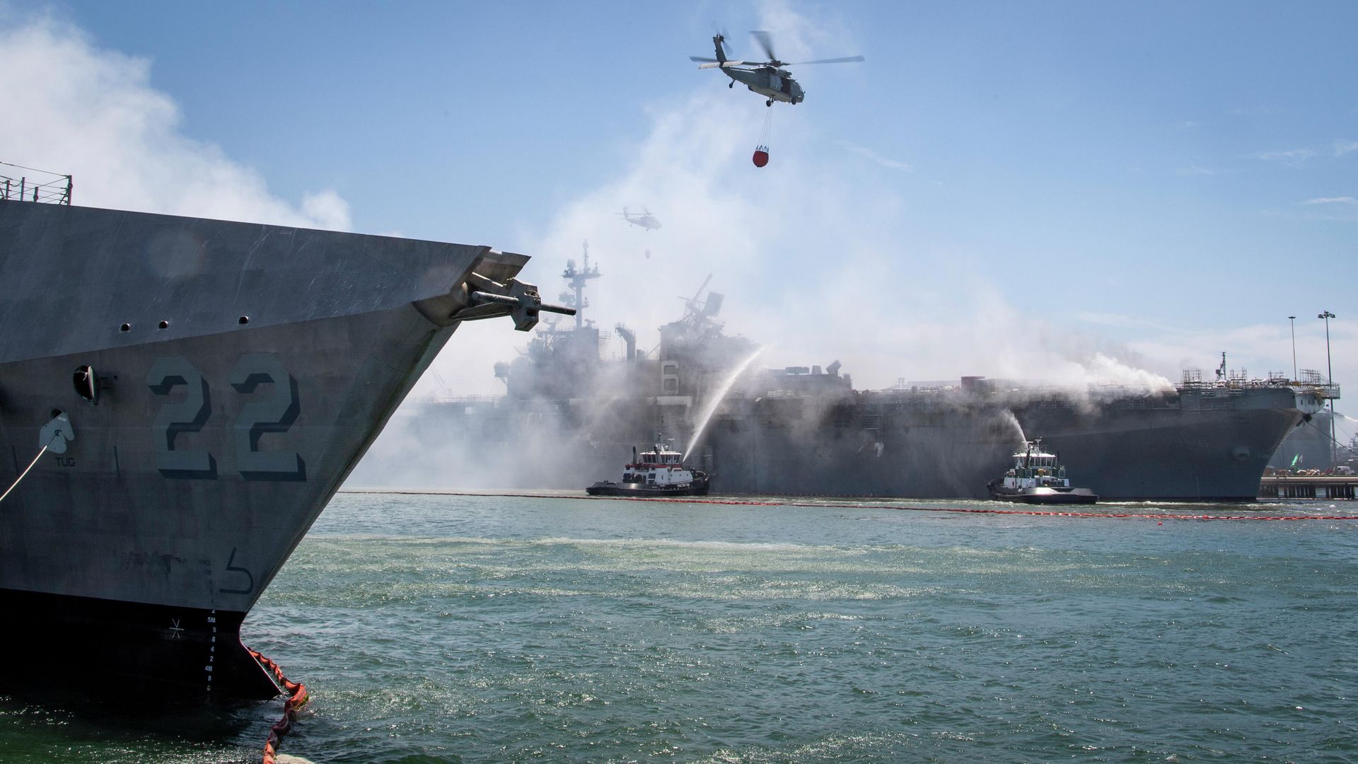 Пожар на десантном корабле USS Bonhomme Richard на военно-морской базе Сан-Диего Пожар на десантном корабле USS Bonhomme Richard на военно-морской базе Сан-Диего - РИА Новости, 1920, 01.10.2022