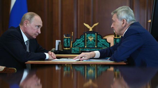 Президент РФ Владимир Путин и президент Центра ФГБУ НМИЦ эндокринологии Иван Дедов во время встречи Президент РФ Владимир Путин и президент Центра ФГБУ НМИЦ эндокринологии Иван Дедов во время встречи