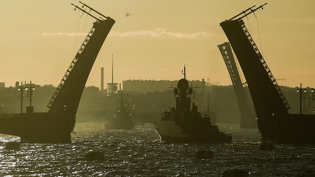 Корабли военно-морского флота России во время репетиции парада в честь Дня ВМФ России в Санкт-Петербурге Корабли военно-морского флота России во время репетиции парада в честь Дня ВМФ России в Санкт-Петербурге