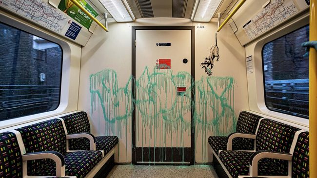Новая работа Banksy в Лондонском метро Новая работа Banksy в Лондонском метро