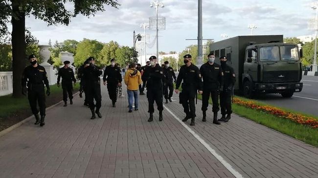 Сотрудники ОМОН на проспекте Независимости в Минске