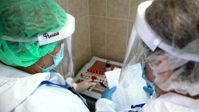 Врачи складывают пробирки с кровью для анализа перед выпиской добровольцев испытаний вакцины от коронавируса в Главном военном клиническом госпитале имени Н. Н. Бурденко Врачи складывают пробирки с кровью для анализа перед выпиской добровольцев испытаний вакцины от коронавируса в Главном военном клиническом госпитале имени Н. Н. Бурденко