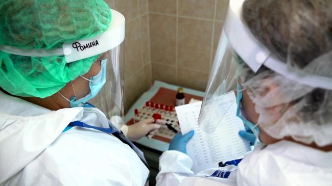 Врачи складывают пробирки с кровью для анализа перед выпиской добровольцев испытаний вакцины от коронавируса в Главном военном клиническом госпитале имени Н. Н. Бурденко Врачи складывают пробирки с кровью для анализа перед выпиской добровольцев испытаний вакцины от коронавируса в Главном военном клиническом госпитале имени Н. Н. Бурденко