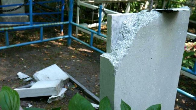 В городе Копейске Челябинской области мужчина в нетрезвом состоянии разрушил около 30 надгробий В городе Копейске Челябинской области мужчина в нетрезвом состоянии разрушил около 30 надгробий