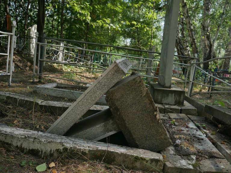 В городе Копейске Челябинской области мужчина в нетрезвом состоянии разрушил около 30 надгробий В городе Копейске Челябинской области мужчина в нетрезвом состоянии разрушил около 30 надгробий
