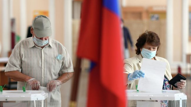 Жители Казани на избирательном участке №42 во время голосования по вопросу одобрения изменений в Конституцию России Жители Казани на избирательном участке №42 во время голосования по вопросу одобрения изменений в Конституцию России