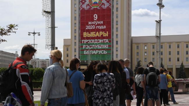 Очередь у здания ЦИК Белоруссии в Минске Очередь у здания ЦИК Белоруссии в Минске