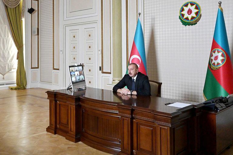 Президент Азербайджана Ильхам Алиев во время заседания Совета безопасности Азербайджана в связи с ситуацией на границе с Арменией
