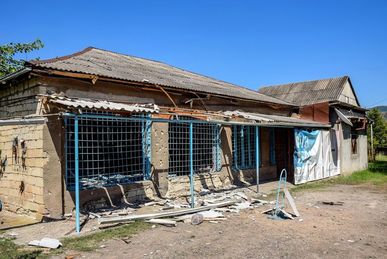 Повреждения в жилом доме, пострадавшем в результате обстрела на азербайджано-армянской границе в селе Агдам Товузского района Азербайджана Повреждения в жилом доме, пострадавшем в результате обстрела на азербайджано-армянской границе в селе Агдам Товузского района Азербайджана