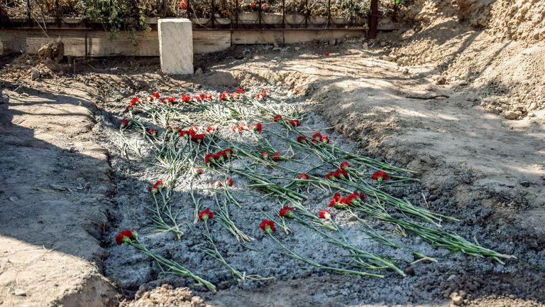 Место захоронение мирного жителя Азиза Азизова, пострадавшего в результате обстрела на азербайджано-армянской границе в селе Агдам Товузского района Азербайджана Место захоронение мирного жителя Азиза Азизова, пострадавшего в результате обстрела на азербайджано-армянской границе в селе Агдам Товузского района Азербайджана