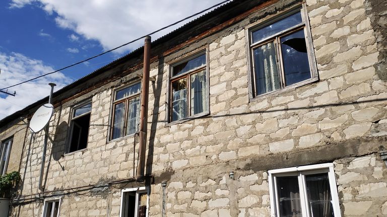 Повреждения в жилом доме, пострадавшем в результате обстрела на армяно-азербайджанской границе в селе Неркин Кармирахпюр в Армении Повреждения в жилом доме, пострадавшем в результате обстрела на армяно-азербайджанской границе в селе Неркин Кармирахпюр в Армении