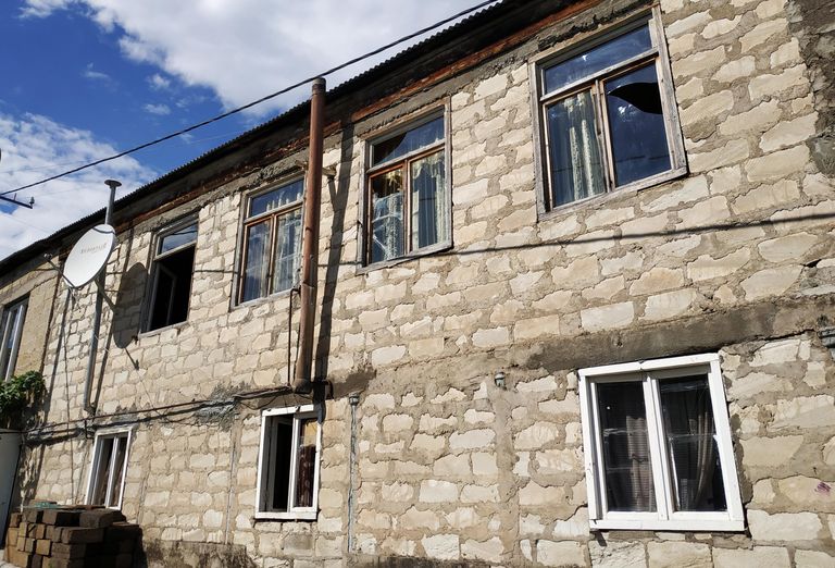 Повреждения в жилом доме, пострадавшем в результате обстрела на армяно-азербайджанской границе в селе Неркин Кармирахпюр в Армении Повреждения в жилом доме, пострадавшем в результате обстрела на армяно-азербайджанской границе в селе Неркин Кармирахпюр в Армении