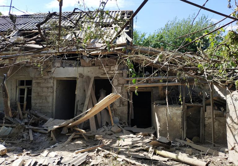 Повреждения в жилом доме, пострадавшем в результате обстрела на армяно-азербайджанской границе в селе Неркин Кармирахпюр в Армении Повреждения в жилом доме, пострадавшем в результате обстрела на армяно-азербайджанской границе в селе Неркин Кармирахпюр в Армении
