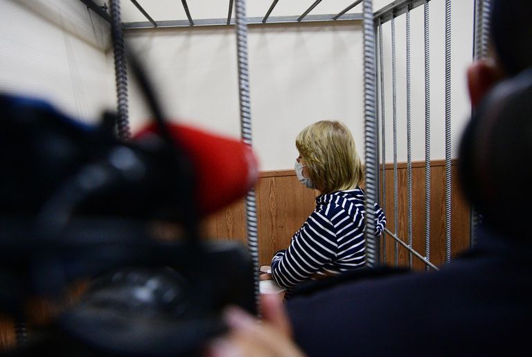 Врач Валентина Чернышова, обвиняемая по делу о торговле детьми от суррогатных матерей, в Басманном суде Москвы