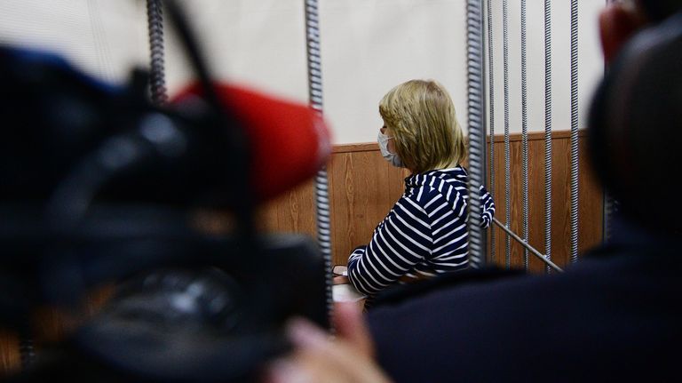 Врач Валентина Чернышова, обвиняемая по делу о торговле детьми от суррогатных матерей, в Басманном суде Москвы Врач Валентина Чернышова, обвиняемая по делу о торговле детьми от суррогатных матерей, в Басманном суде Москвы