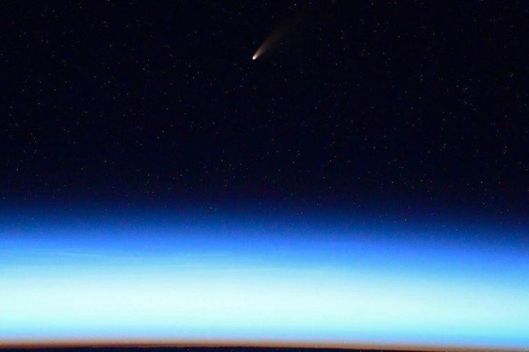 Комета C/2020 F3 (NEOWISE) над Землей Комета C/2020 F3 (NEOWISE) над Землей
